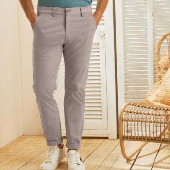 Chino nadrág stretch twillből, alakított derékkal, kifejezetten a teltebb testalkatúak számára. kép