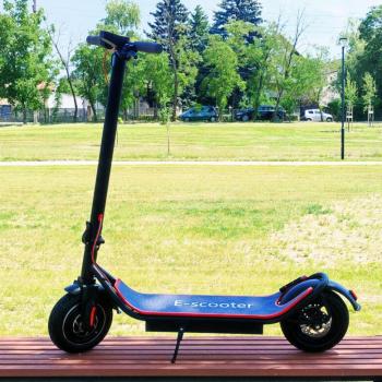 E-scooter elektromos roller, összecsukható, rugós felfüggesztéssel és tárcsafékkel felszerelt felnőtt roller, fekete kép