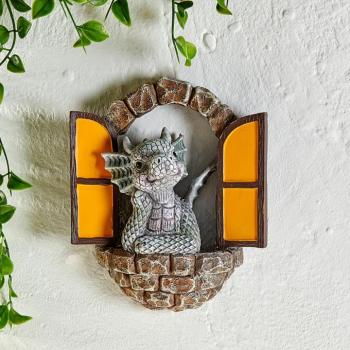 Fali dombormű Sárkány az ablakban kép