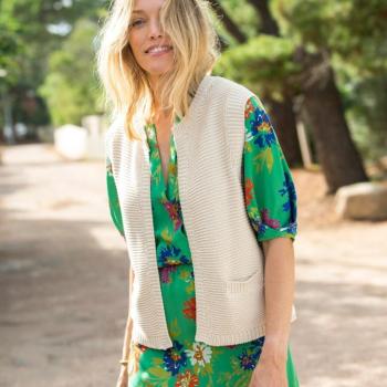 Fésűs kötött anyagból készült mellény kép