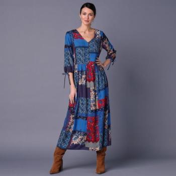 Hosszú, V-nyakú ruha patchwork mintával kép