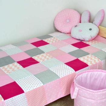 Rózsaszín patchwork ágytakaró kép