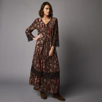 Hosszú ruha boho stílusban, makramé részletekkel kép
